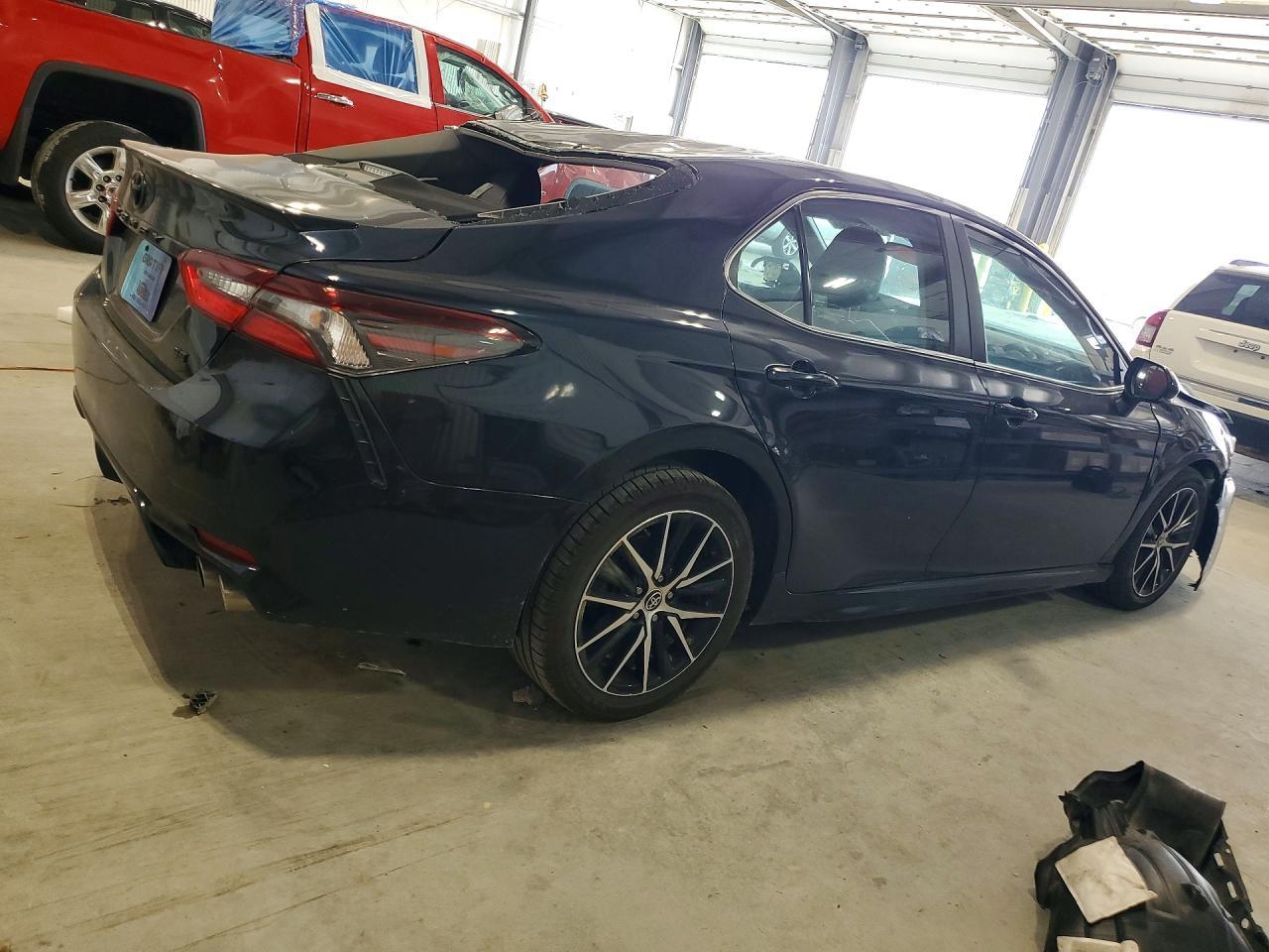 2021 Toyota Camry Se - Фото 3