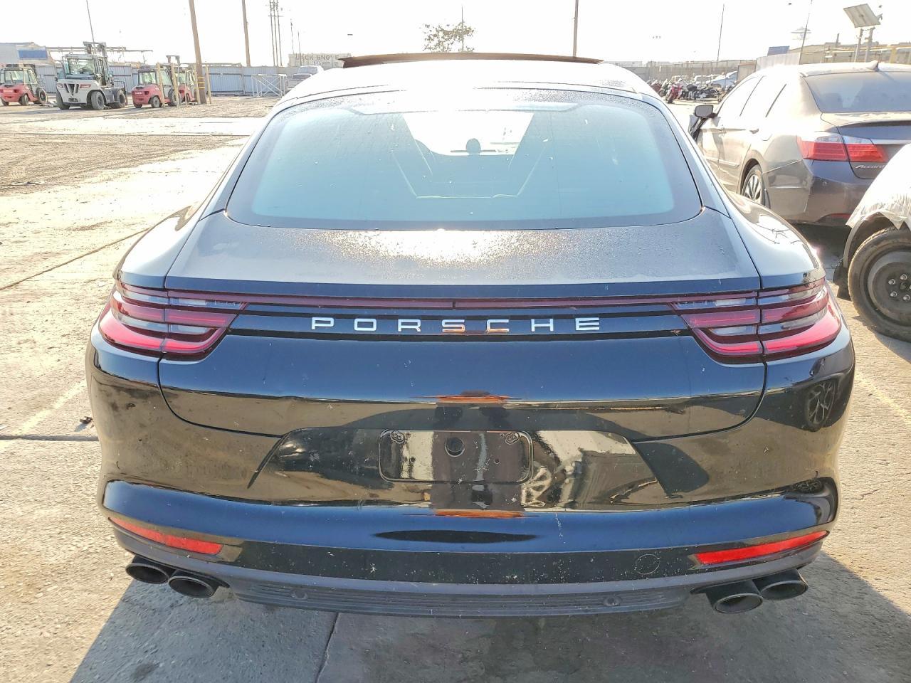 2018 Porsche Panamera 4 - Image 6
