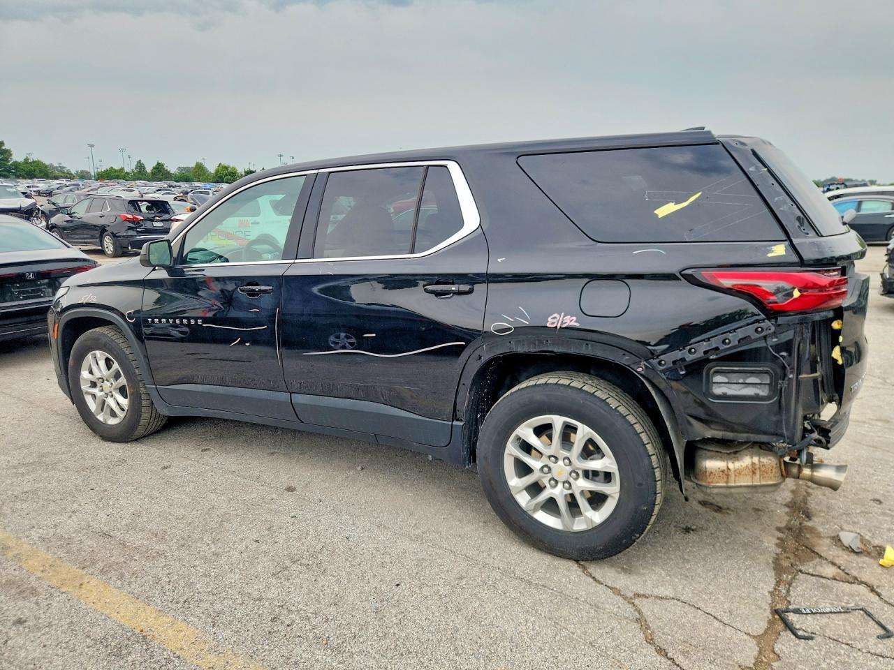 2022 Chevrolet Traverse Ls - Фото 2