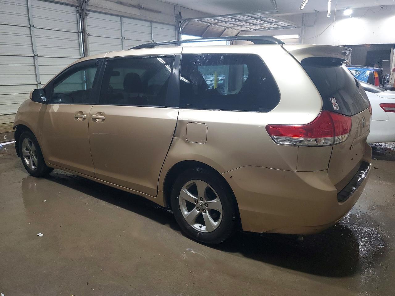 2013 Toyota Sienna Le - Image 2