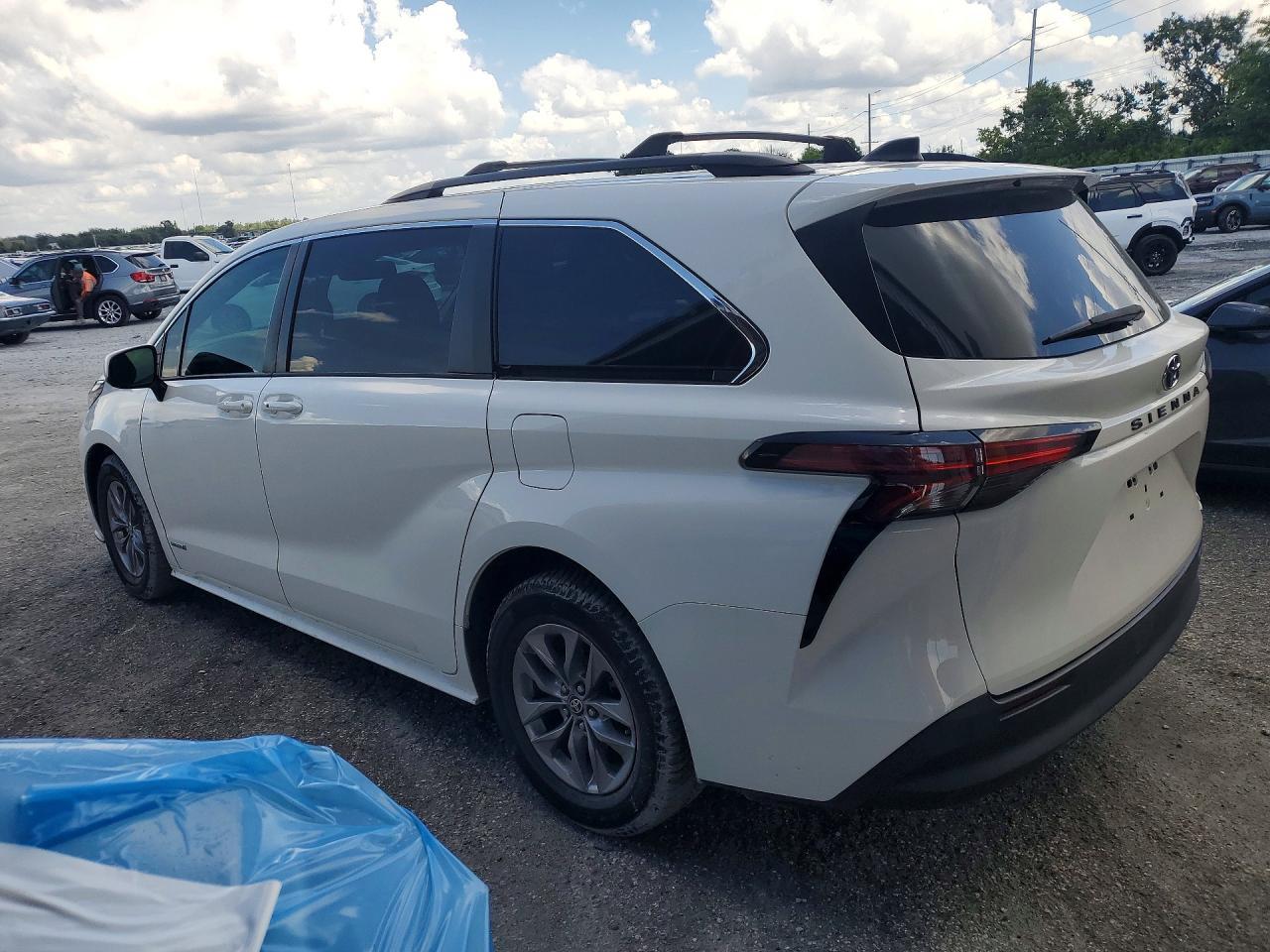 2021 Toyota Sienna Le Plus Package - Image 2