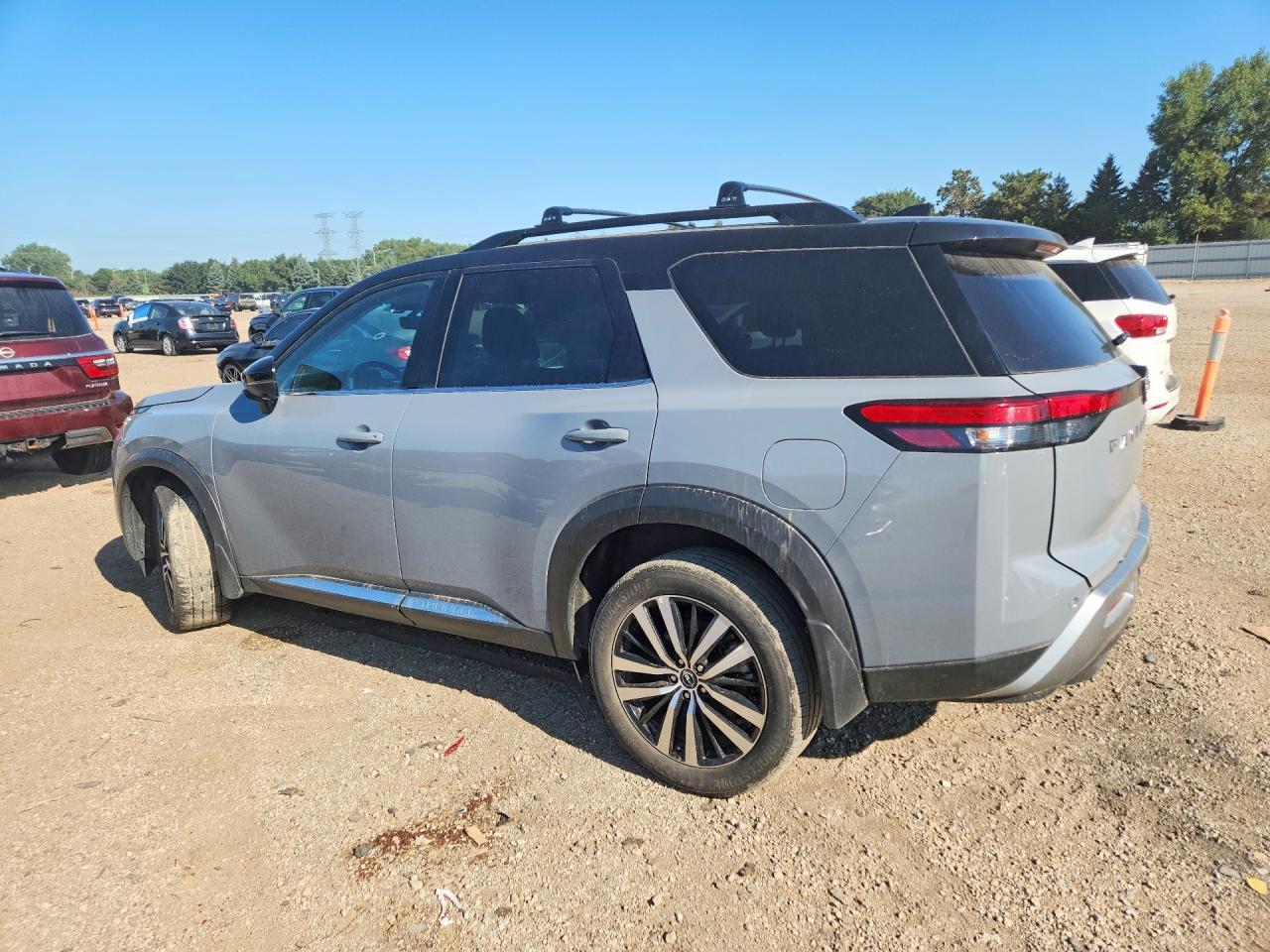 2024 Nissan Pathfinder Platinum - Image 2