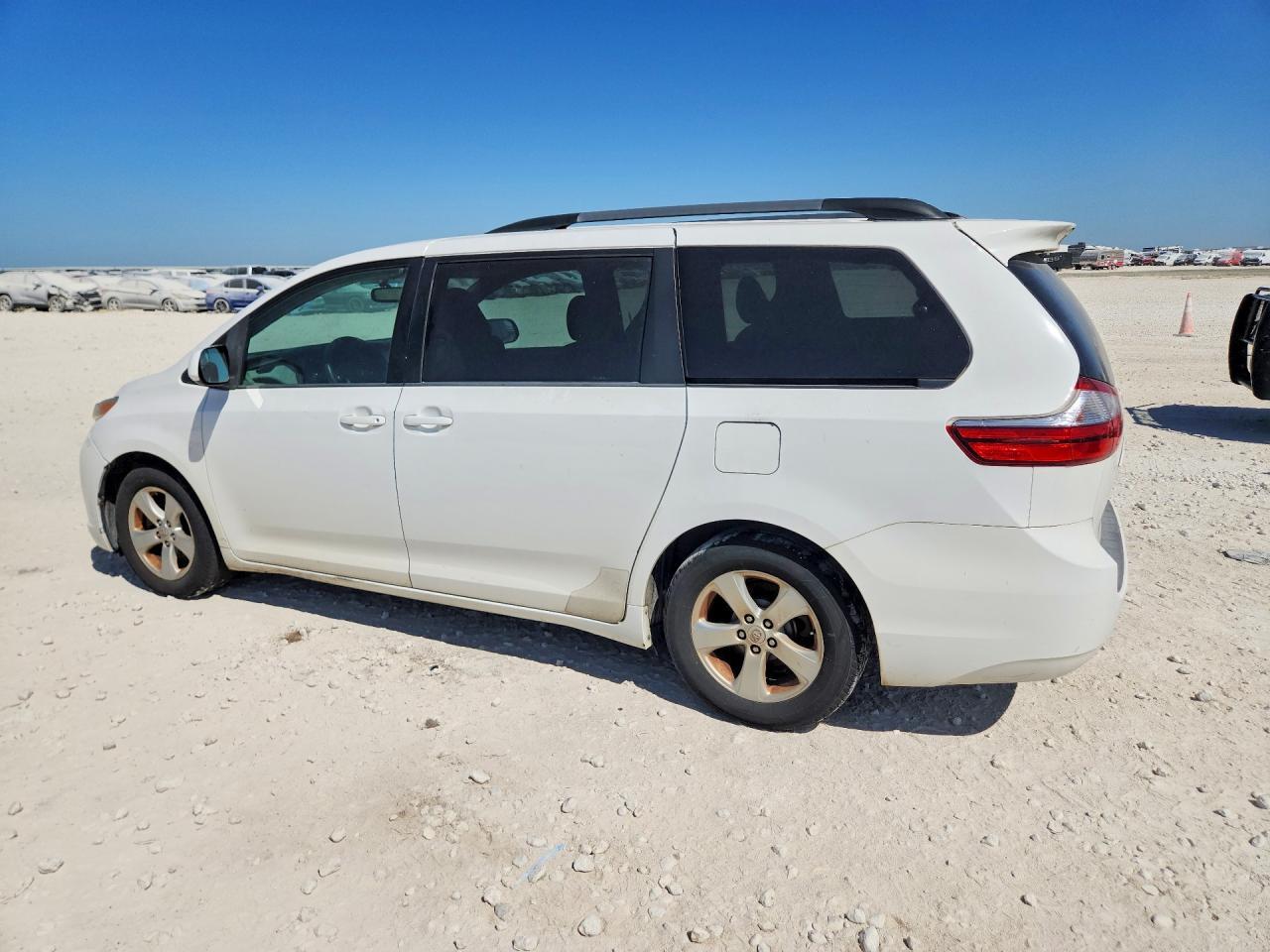 2015 Toyota Sienna Le - Image 2