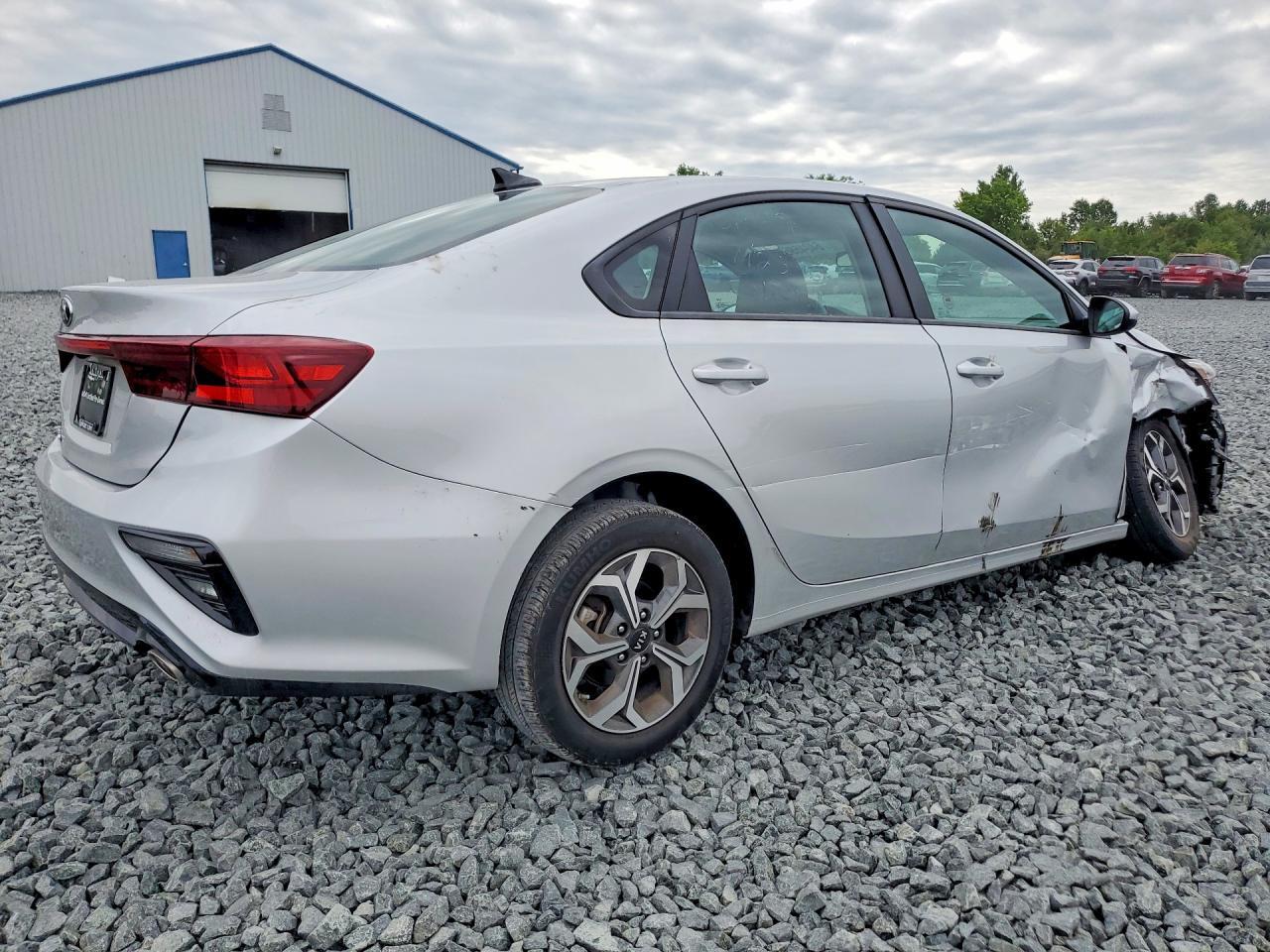 2021 Kia Forte Lxs - Фото 3