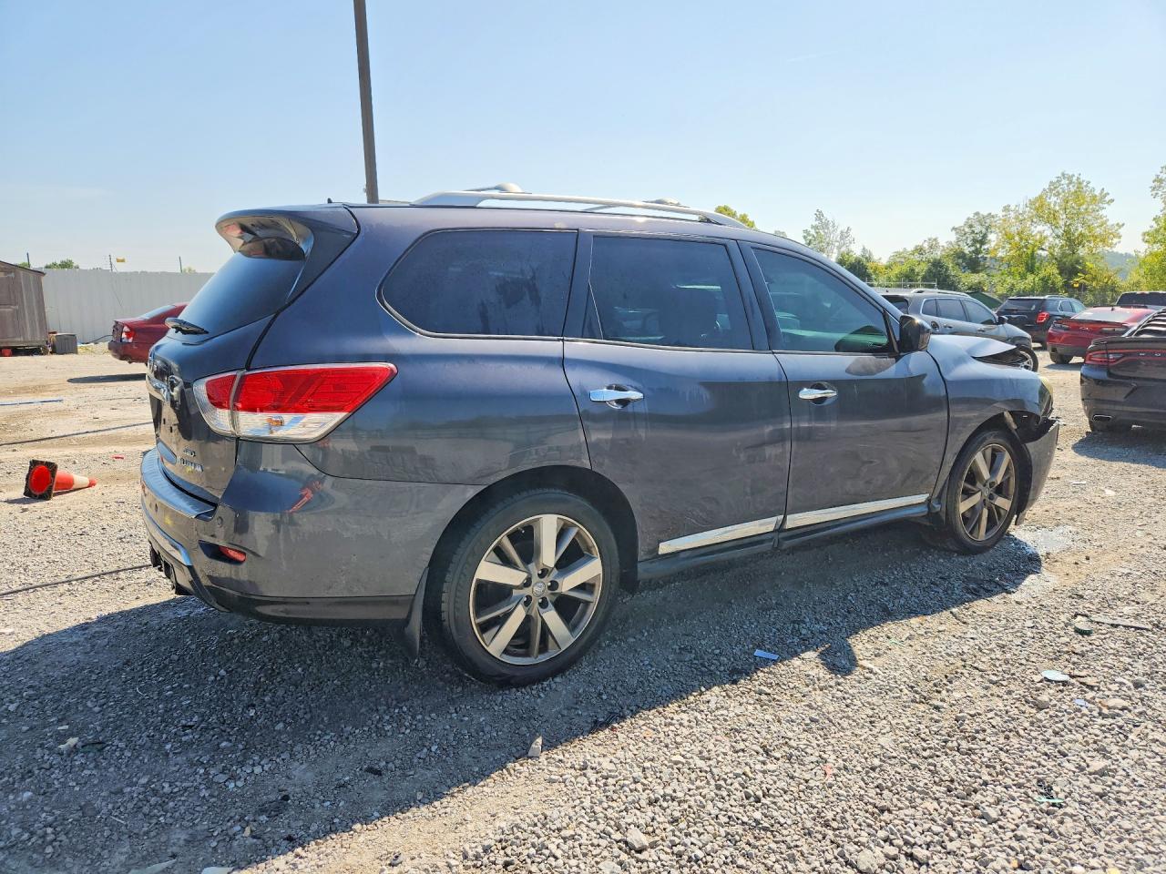 2014 Nissan Pathfinder S - Image 3