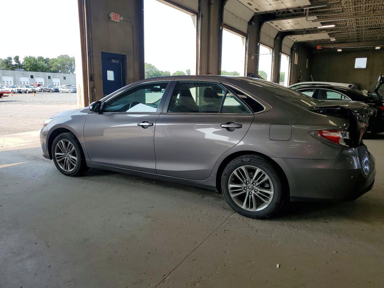 2017 Toyota Camry Se - Фото 2
