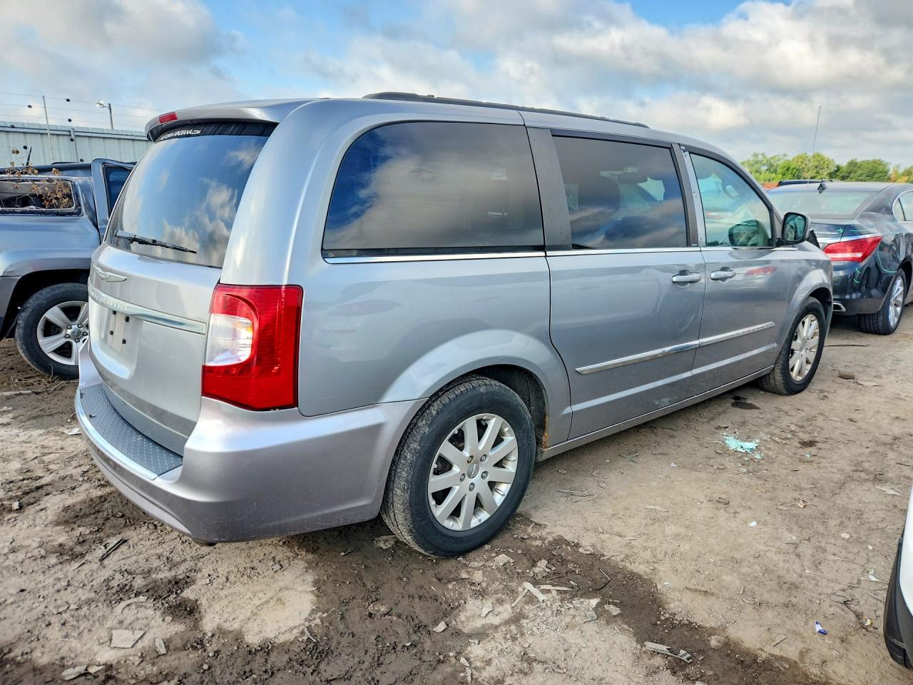 2014 Chrysler Town & Country Touring - Image 3