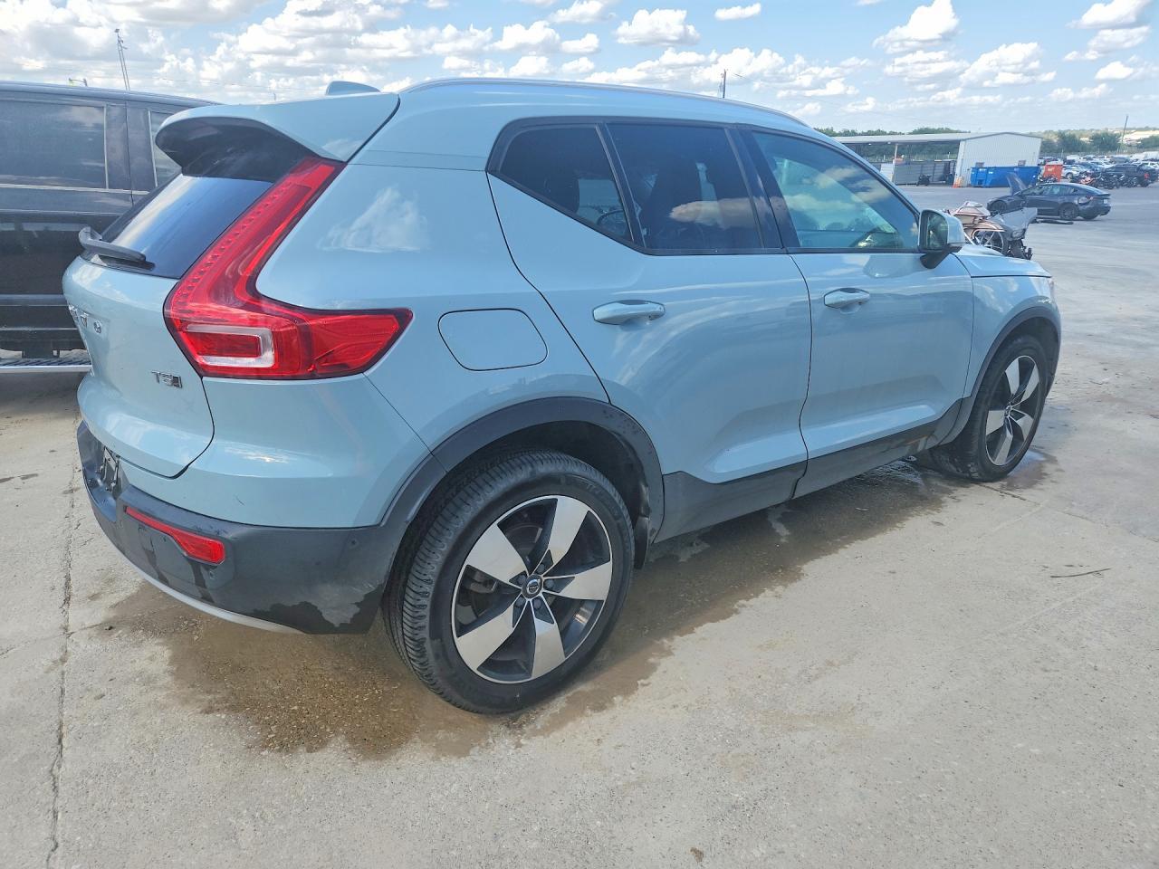 2019 Volvo Xc40 T5 Momentum - Image 3