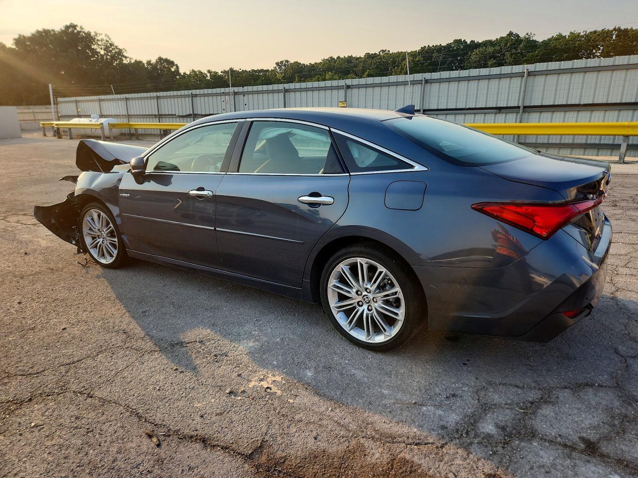 2021 Toyota Avalon Limited - Фото 2