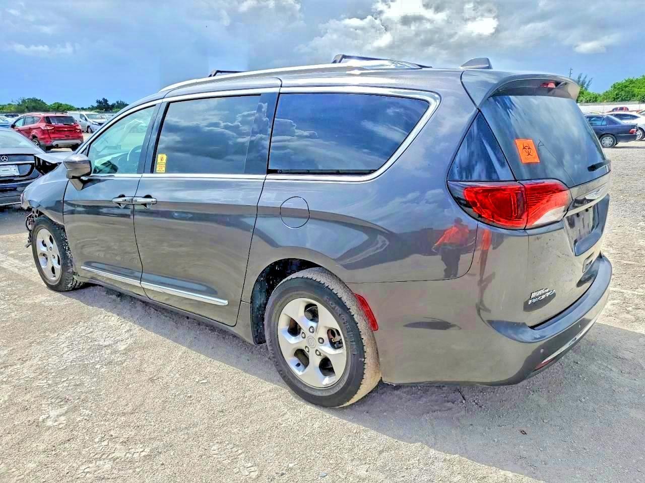 2017 Chrysler Pacifica Touring L Plus - Фото 2