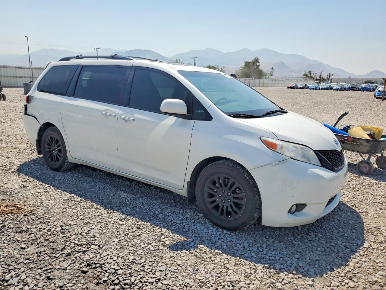 2016 Toyota Sienna Xle Premium 8-Passenger - Image 4