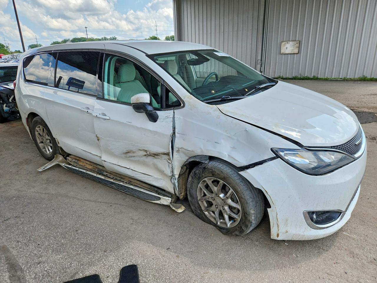 2017 Chrysler Pacifica Touring - Image 4