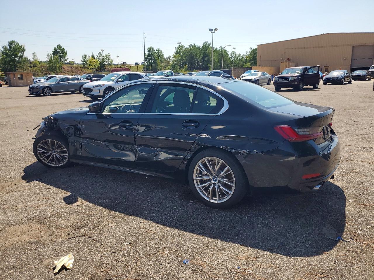 2024 BMW 330E - Фото 2