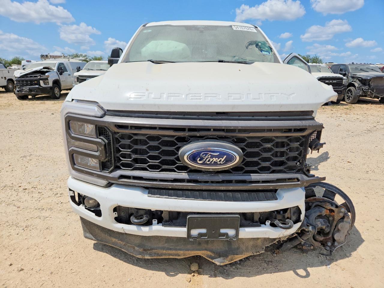 2025 Ford F250 Super Duty - Image 5