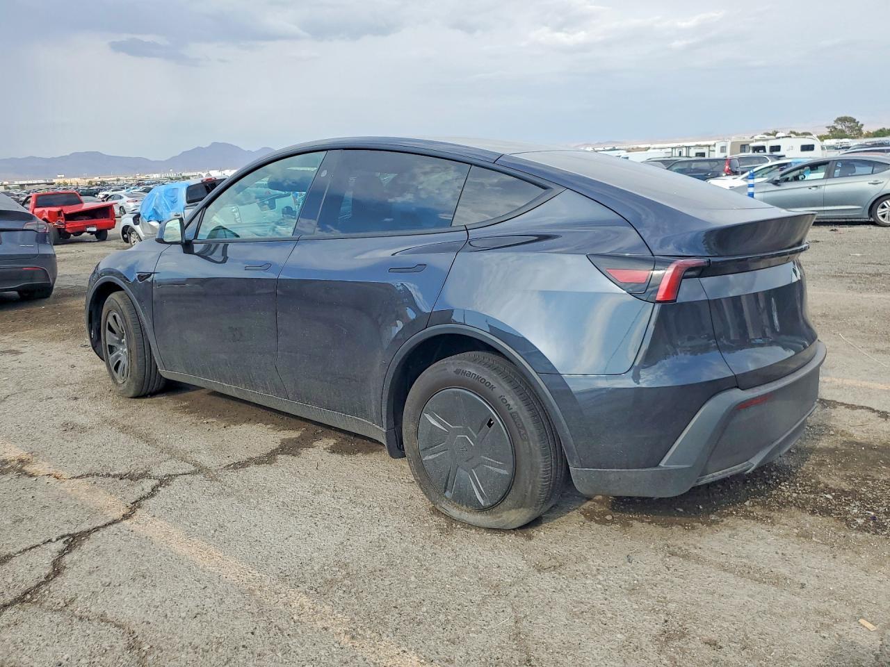 2026 Tesla Model Y - Фото 2