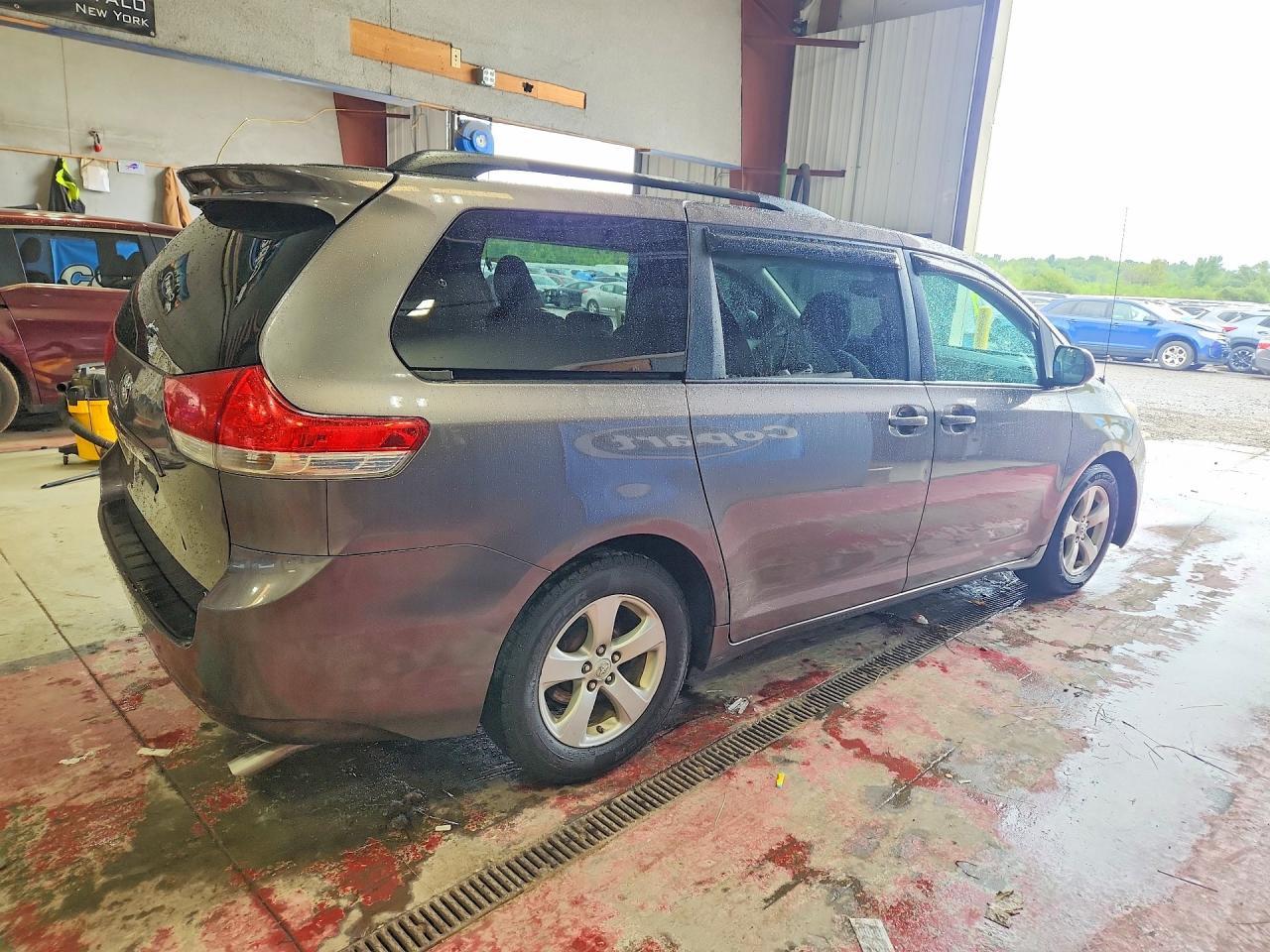 2011 Toyota Sienna Le - Фото 3
