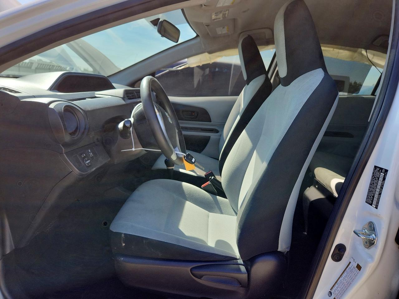 2014 Toyota Prius C One - Фото 7