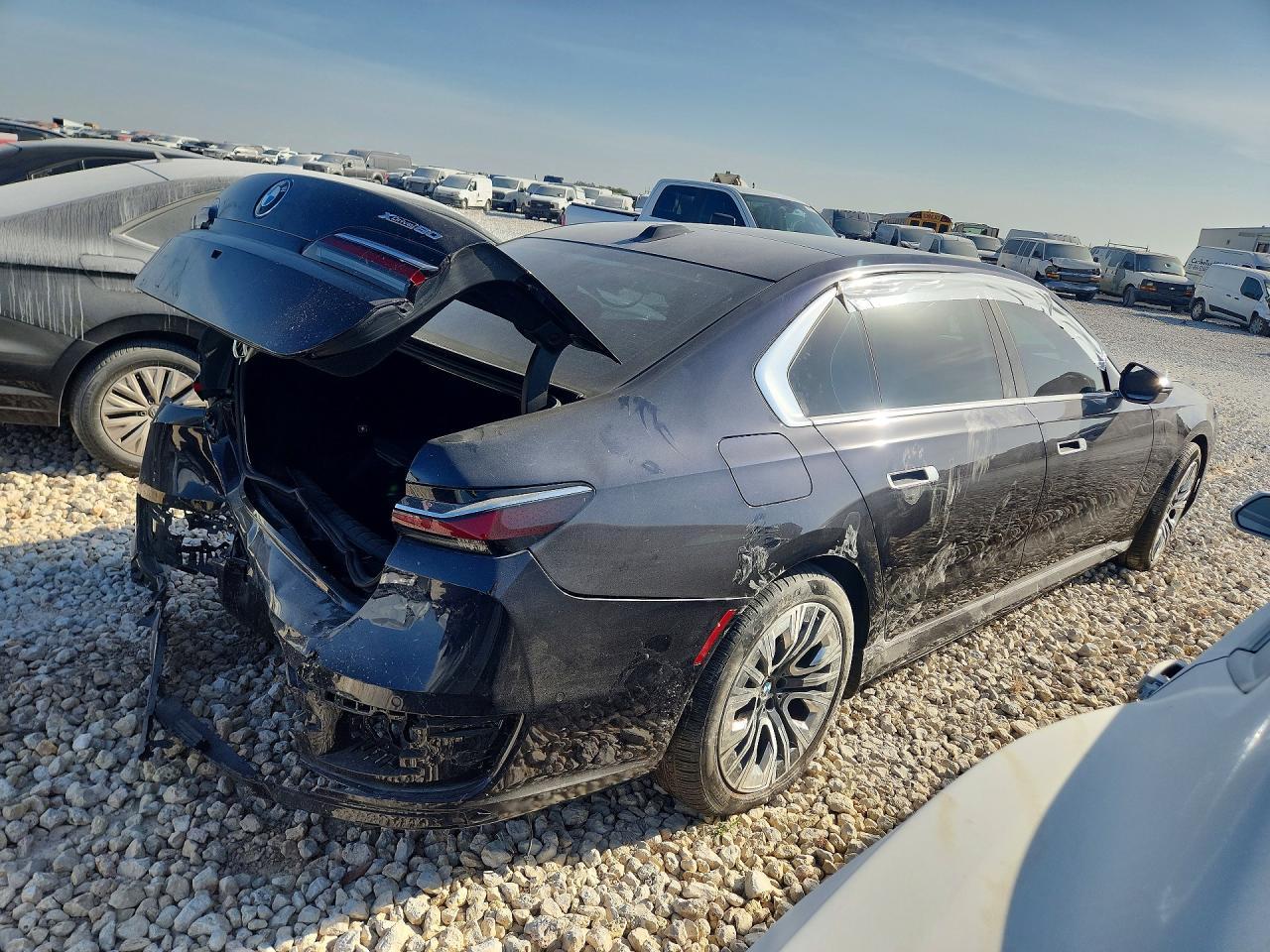 2023 BMW I7 xDrive60 - Фото 3