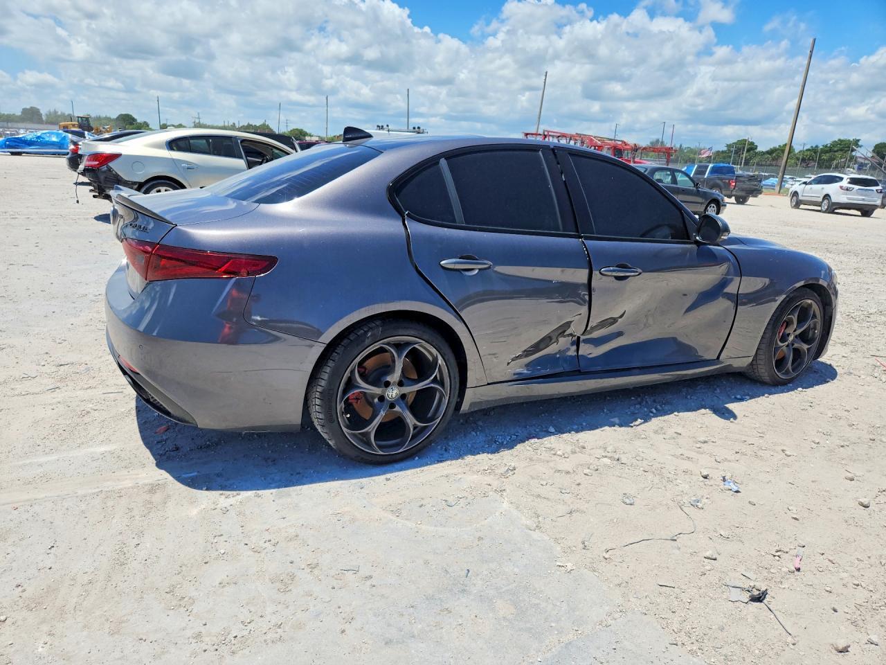 2020 Alfa Romeo Giulia Ti - Фото 3