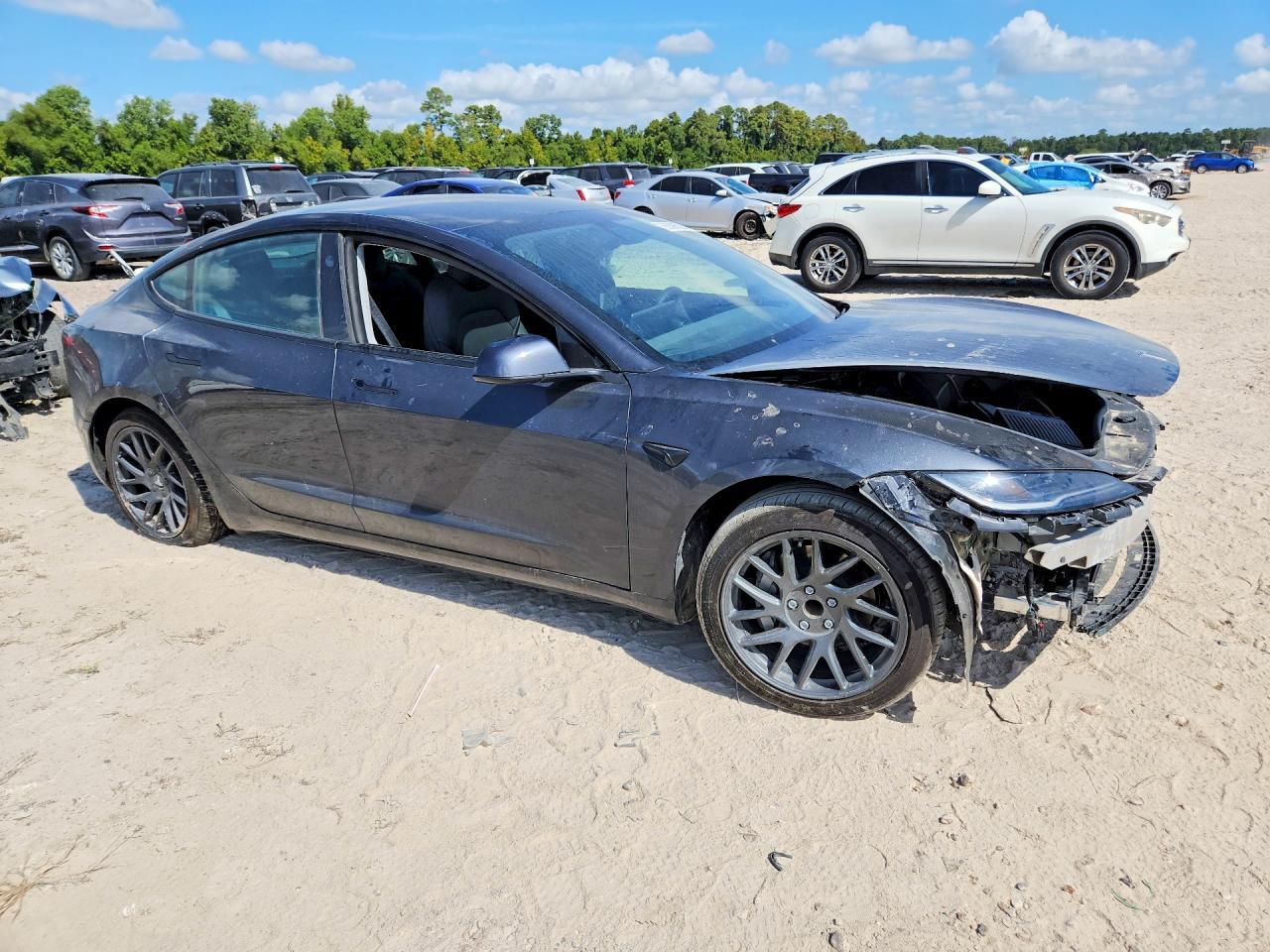 2025 Tesla Model 3 - Фото 4