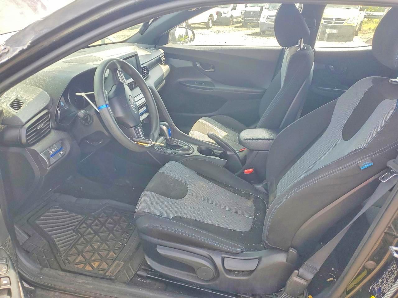 2016 Hyundai Veloster Base - Image 7