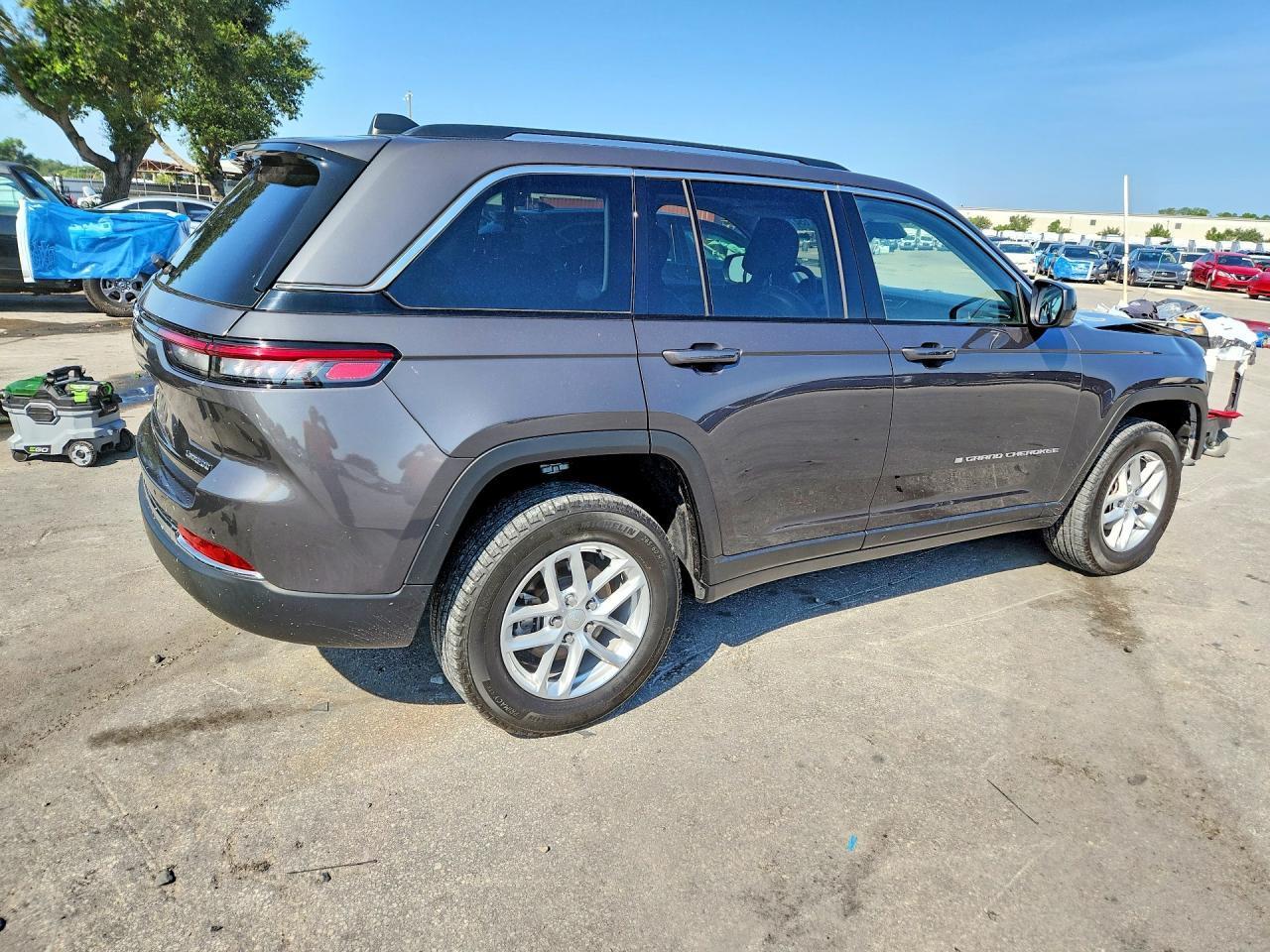 2023 Jeep Grand Cherokee Laredo - Image 3
