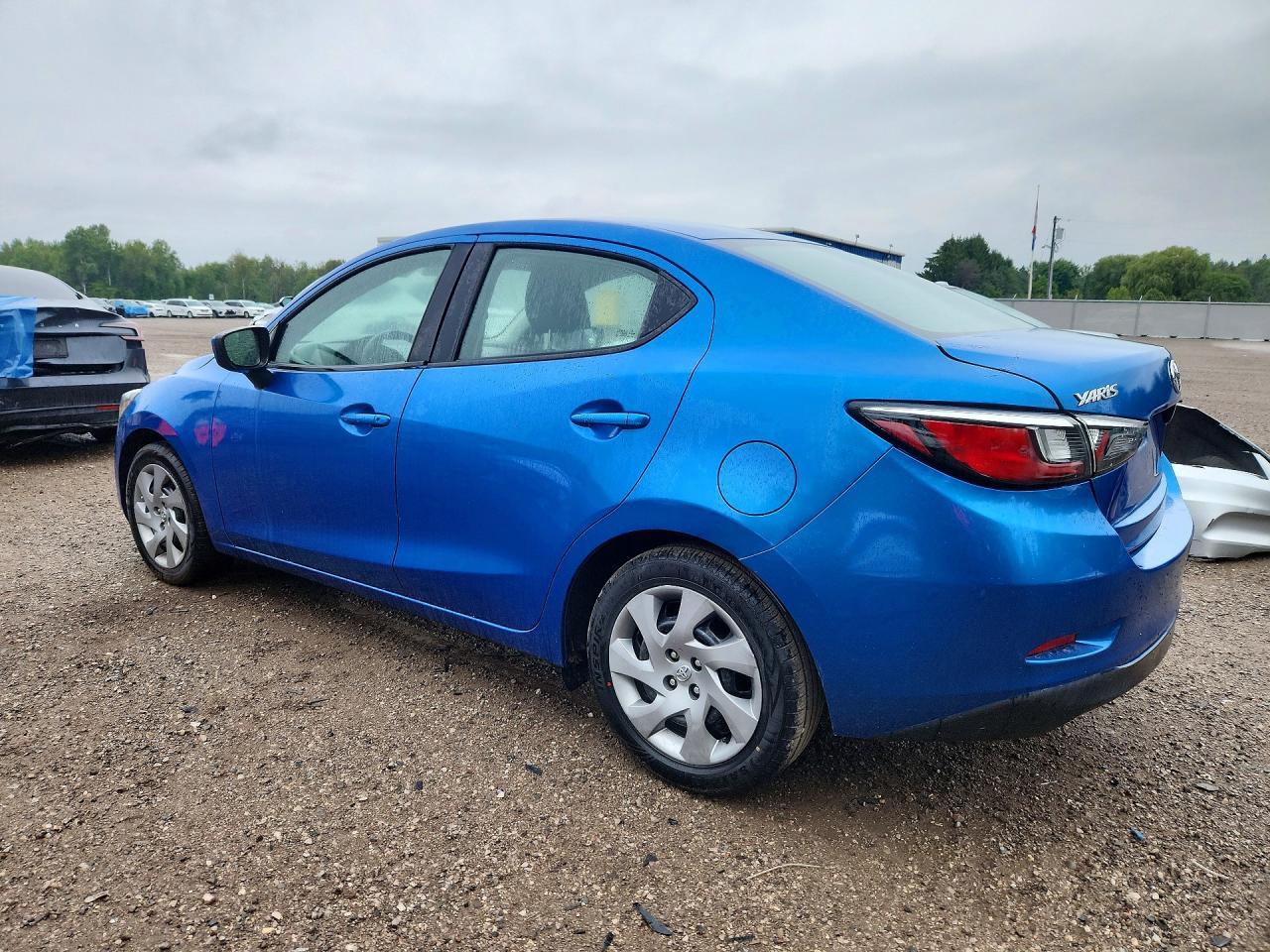 2016 Toyota Yaris 4D - Фото 2