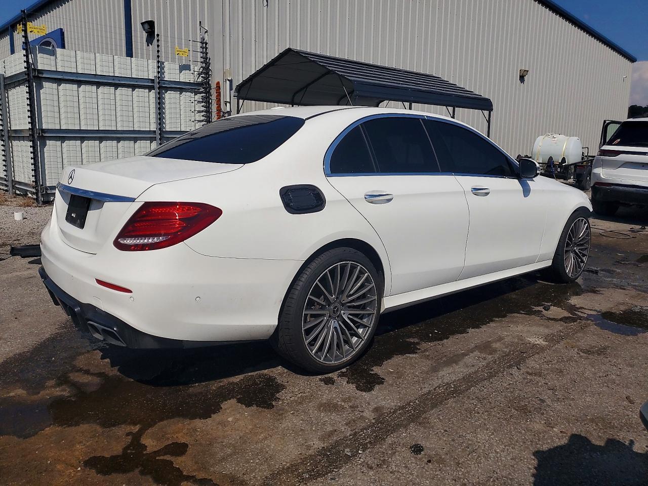 2017 Mercedes-Benz E 300 - Фото 3