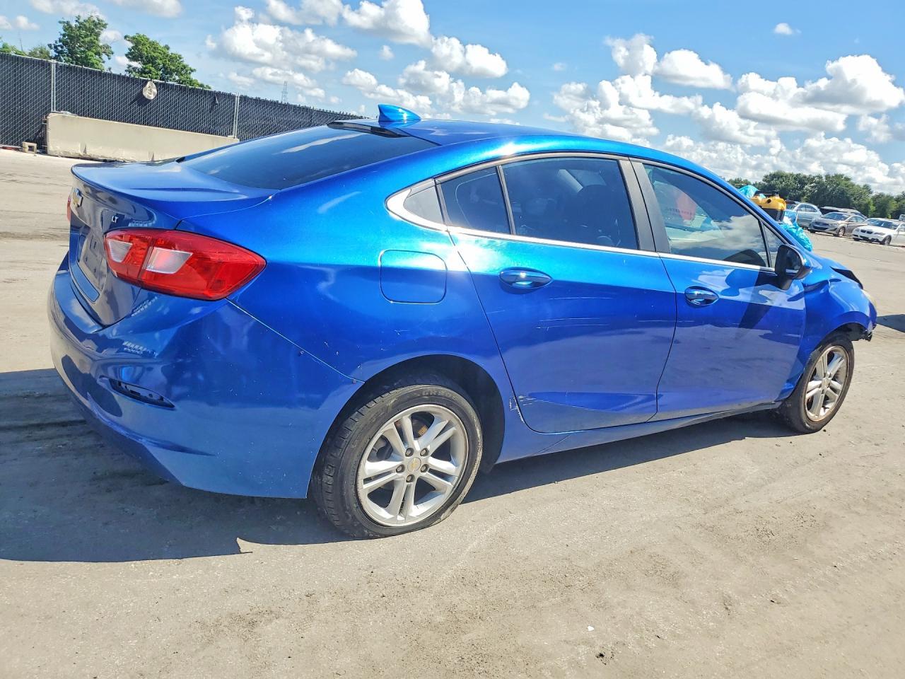 2018 Chevrolet Cruze Lt - Image 3
