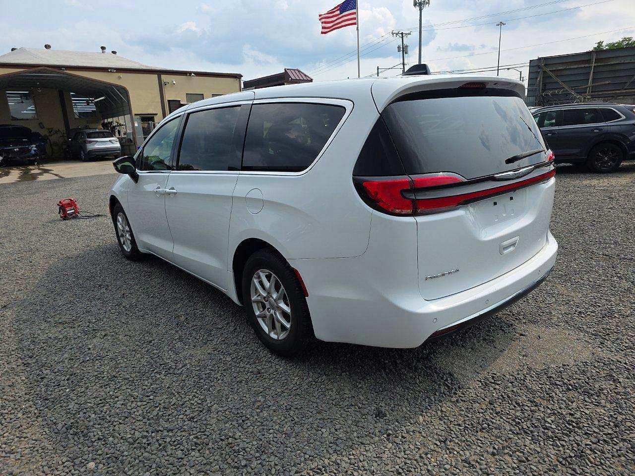 2025 Chrysler Pacifica Select - Фото 2
