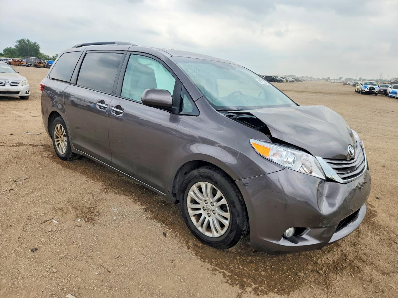 2015 Toyota Sienna Xle Premium 8-Passenger - Image 4