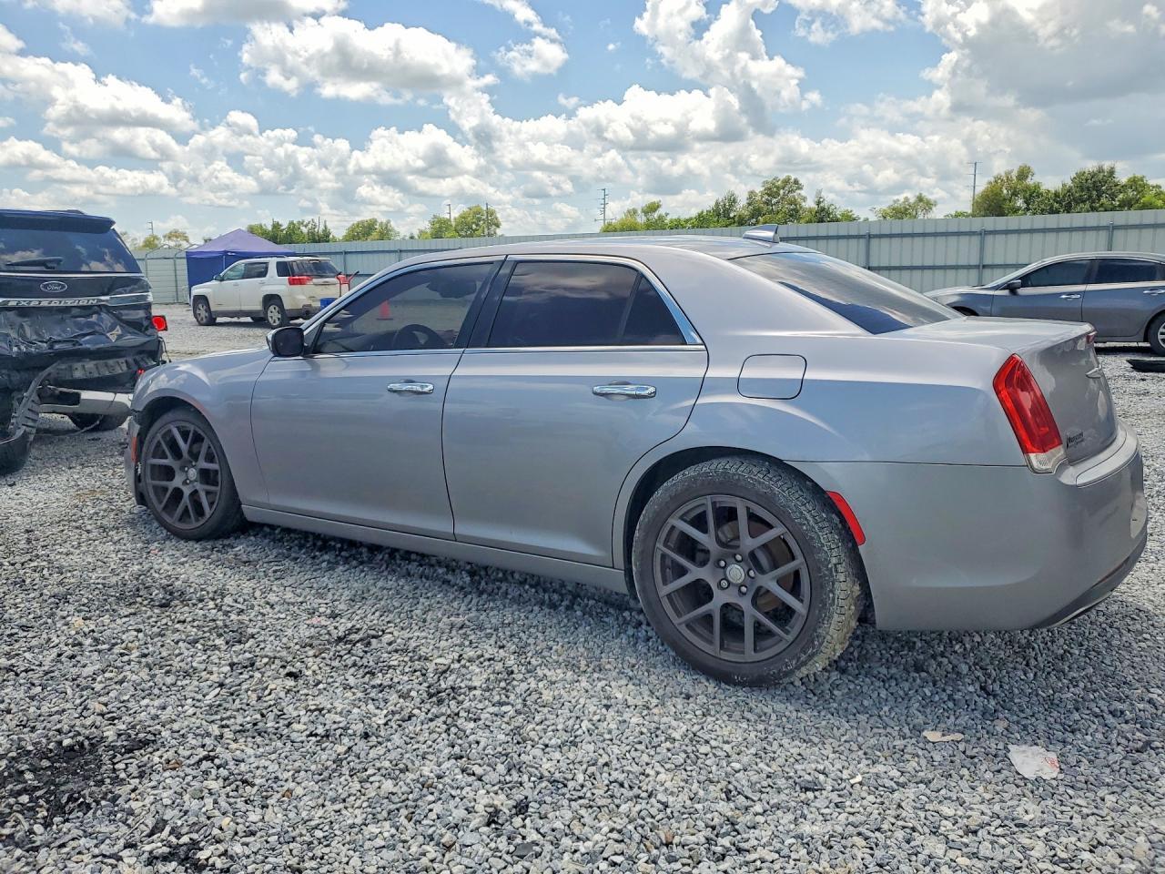 2016 Chrysler 300C - Фото 2