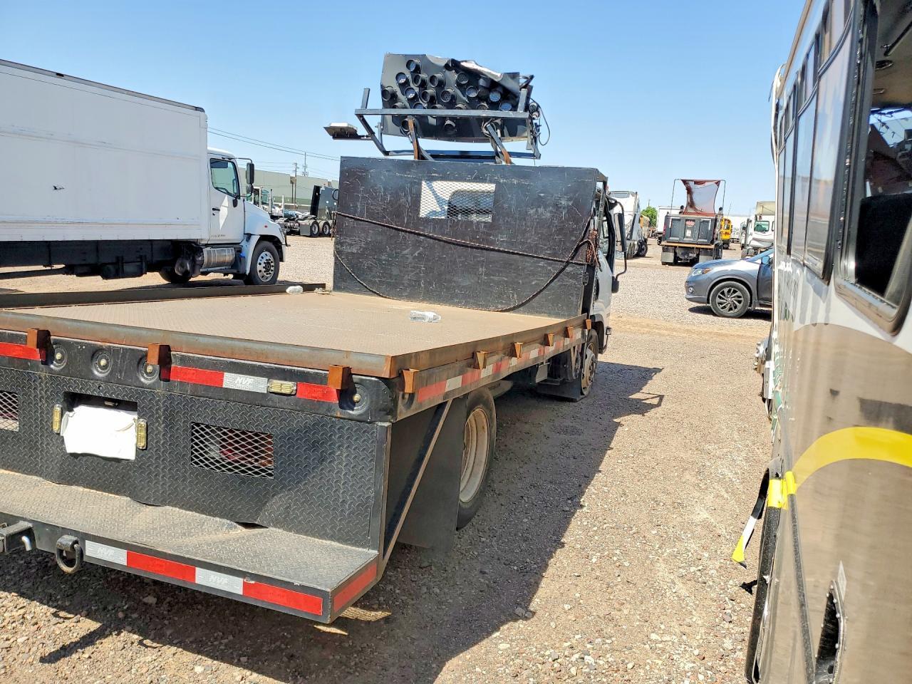 2024 Isuzu Npr Hd Flatbed Truck - Фото 3