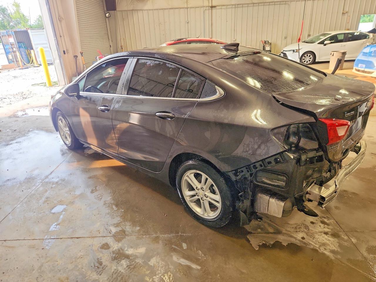 2017 Chevrolet Cruze Lt - Image 2
