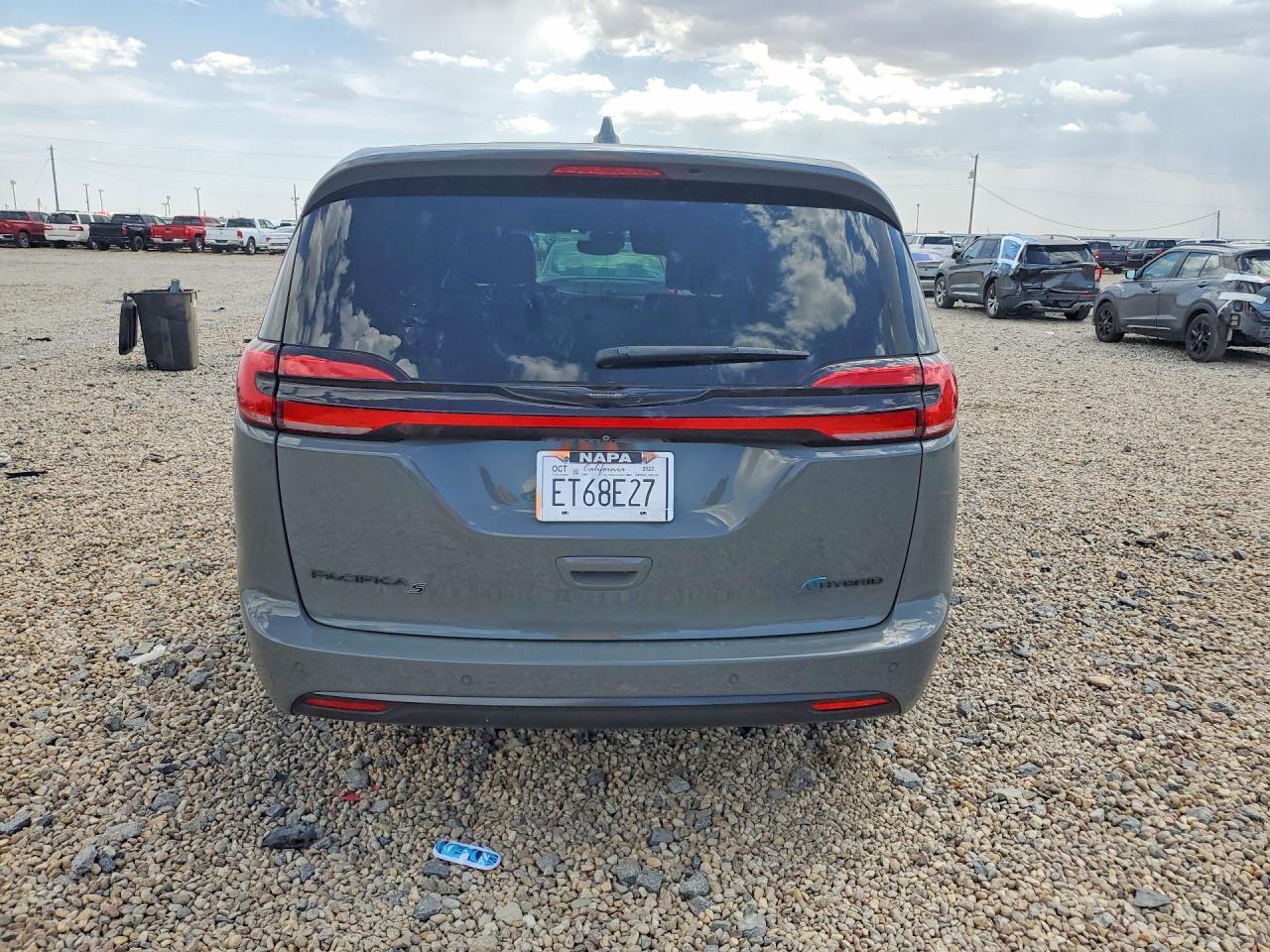 2022 Chrysler Pacifica Hybrid Limited - Image 6