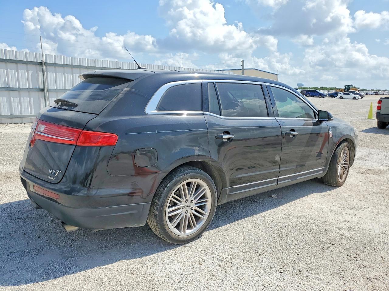 2016 Lincoln Mkt - Image 3