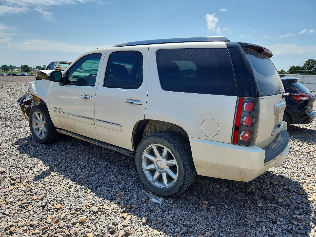 2011 GMC Yukon Denali - Фото 2