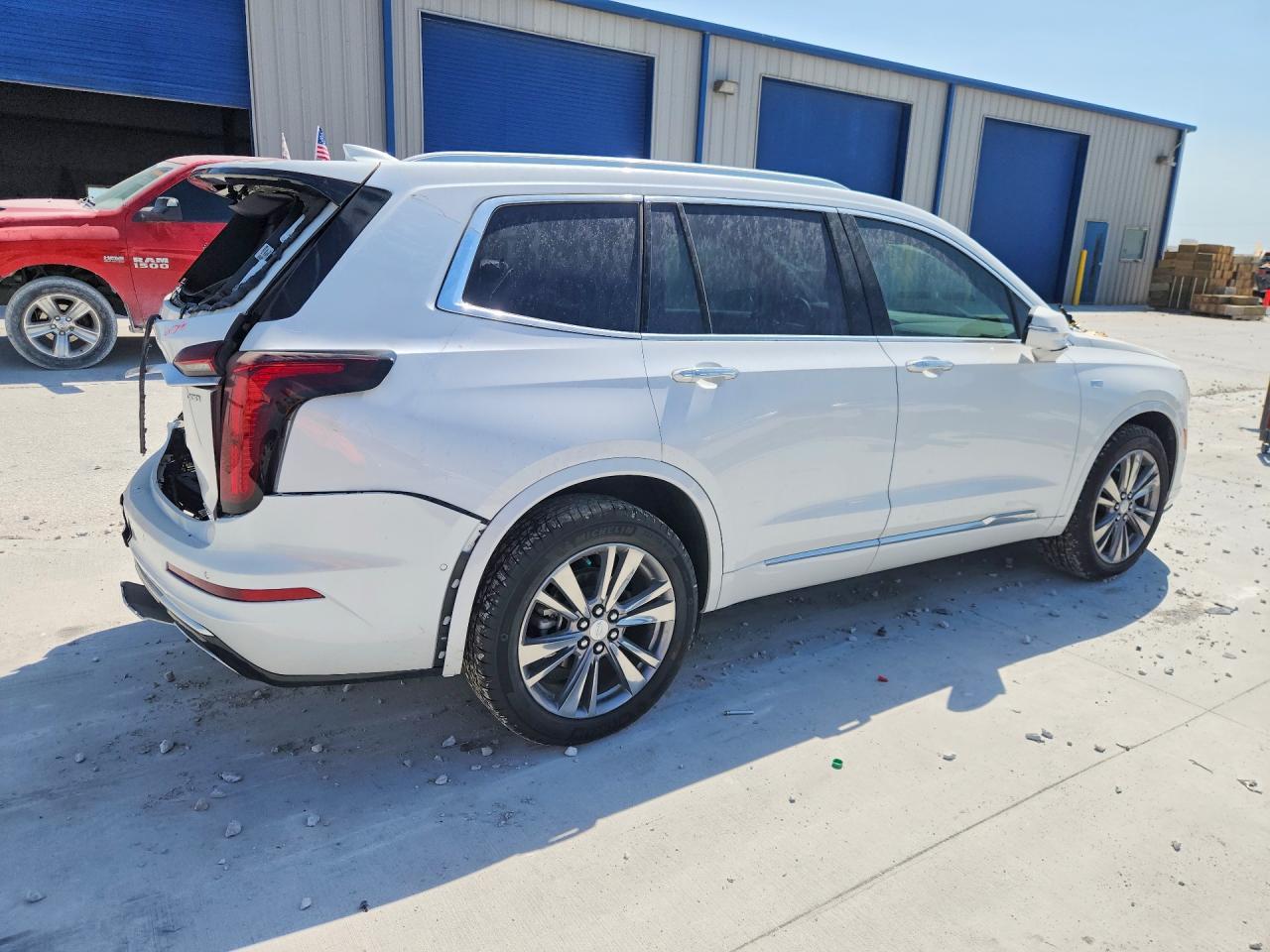 2025 Cadillac Xt6 Premium Luxury - Image 3