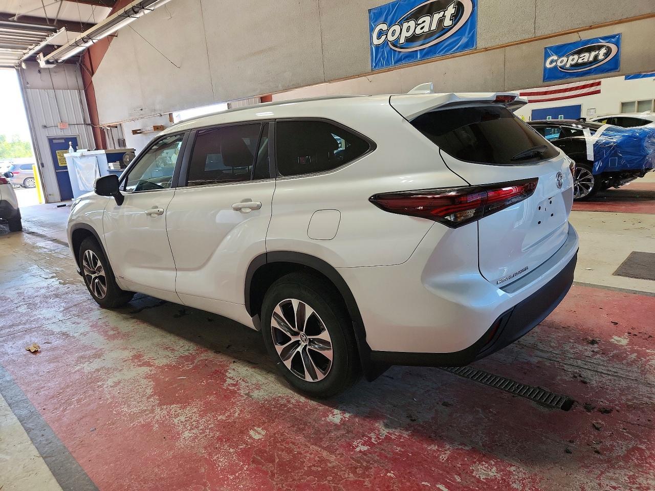 2025 Toyota Highlander Hybrid Xle - Image 2