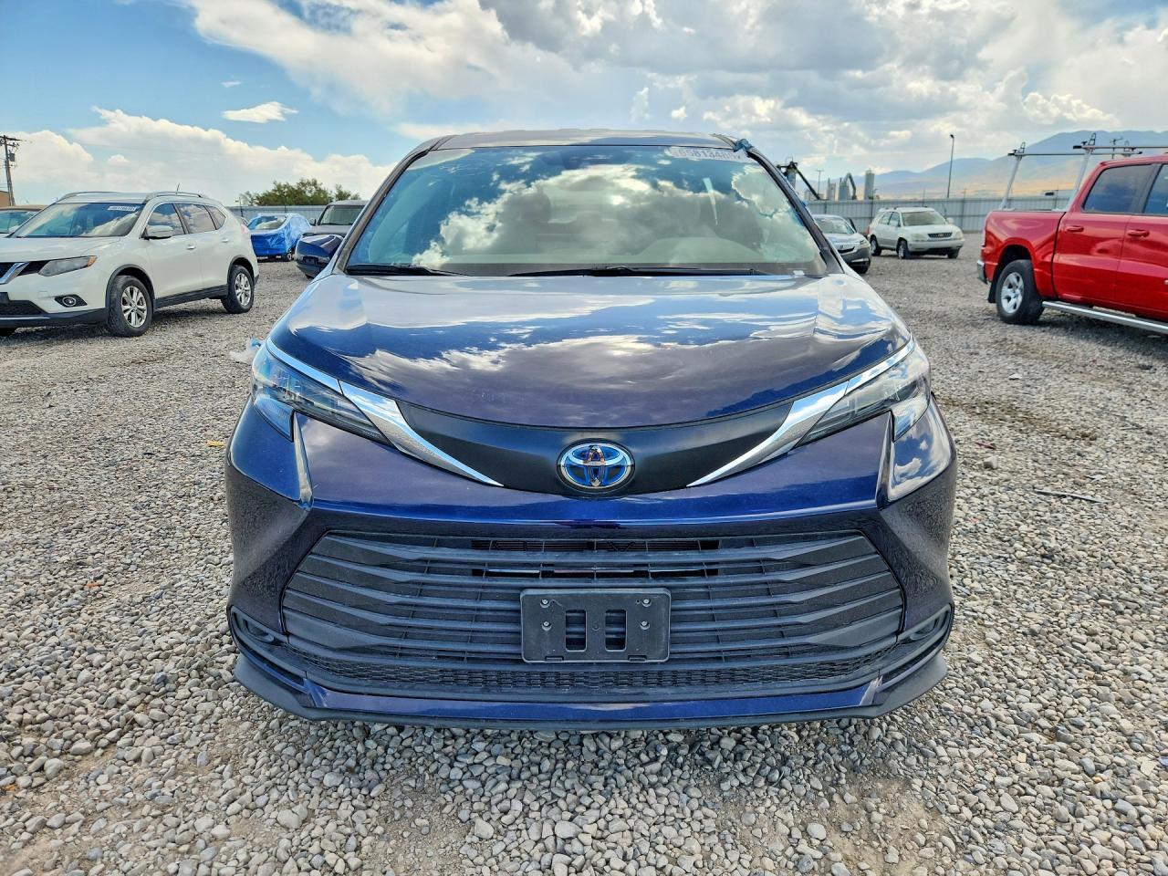 2025 Toyota Sienna Le 8-Passenger - Image 5