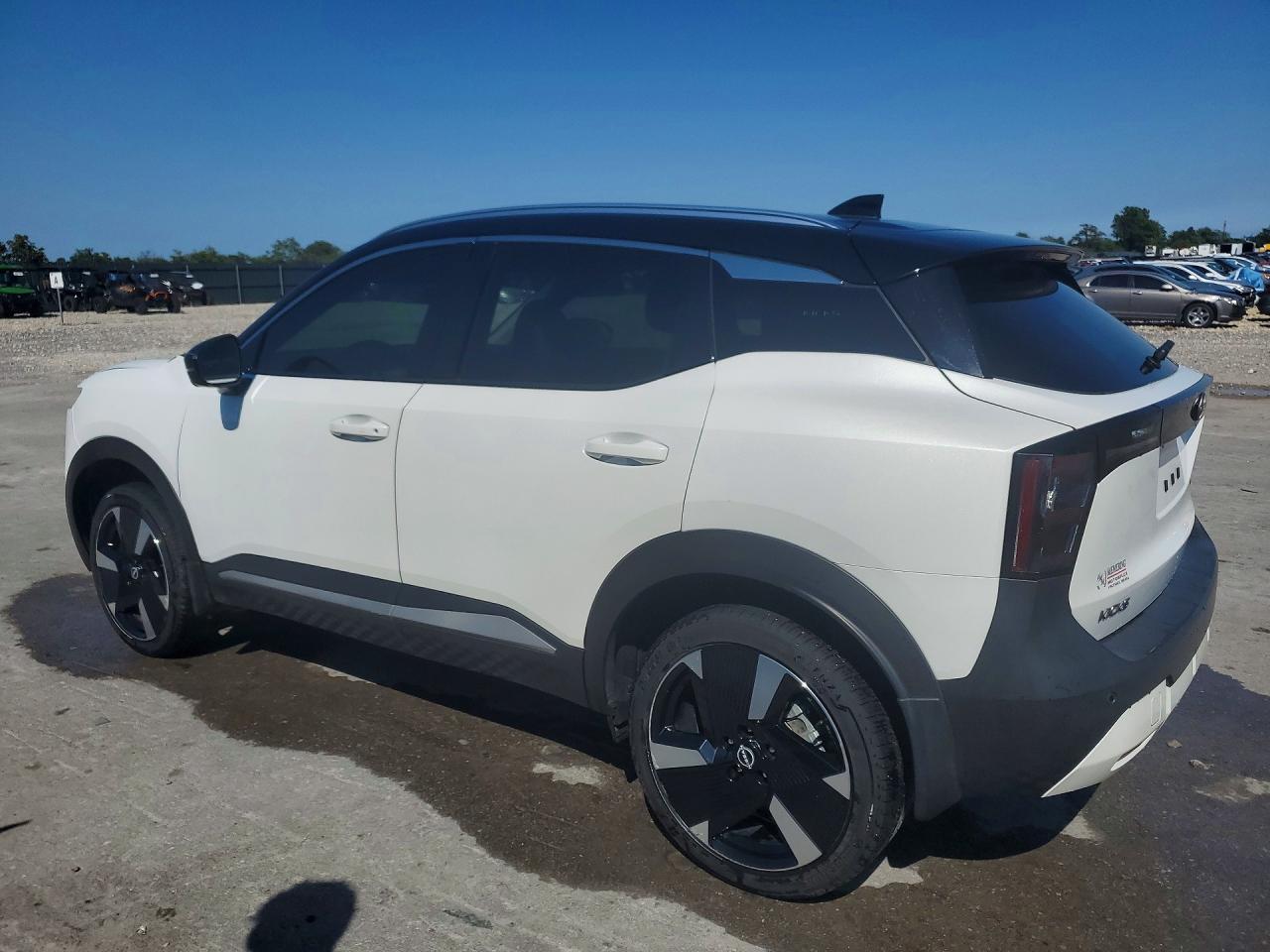 2025 Nissan Kicks Sr - Image 2