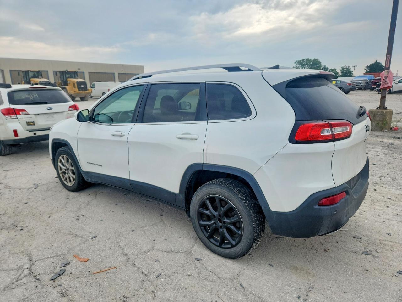 2016 Jeep Cherokee Latitude - Image 2