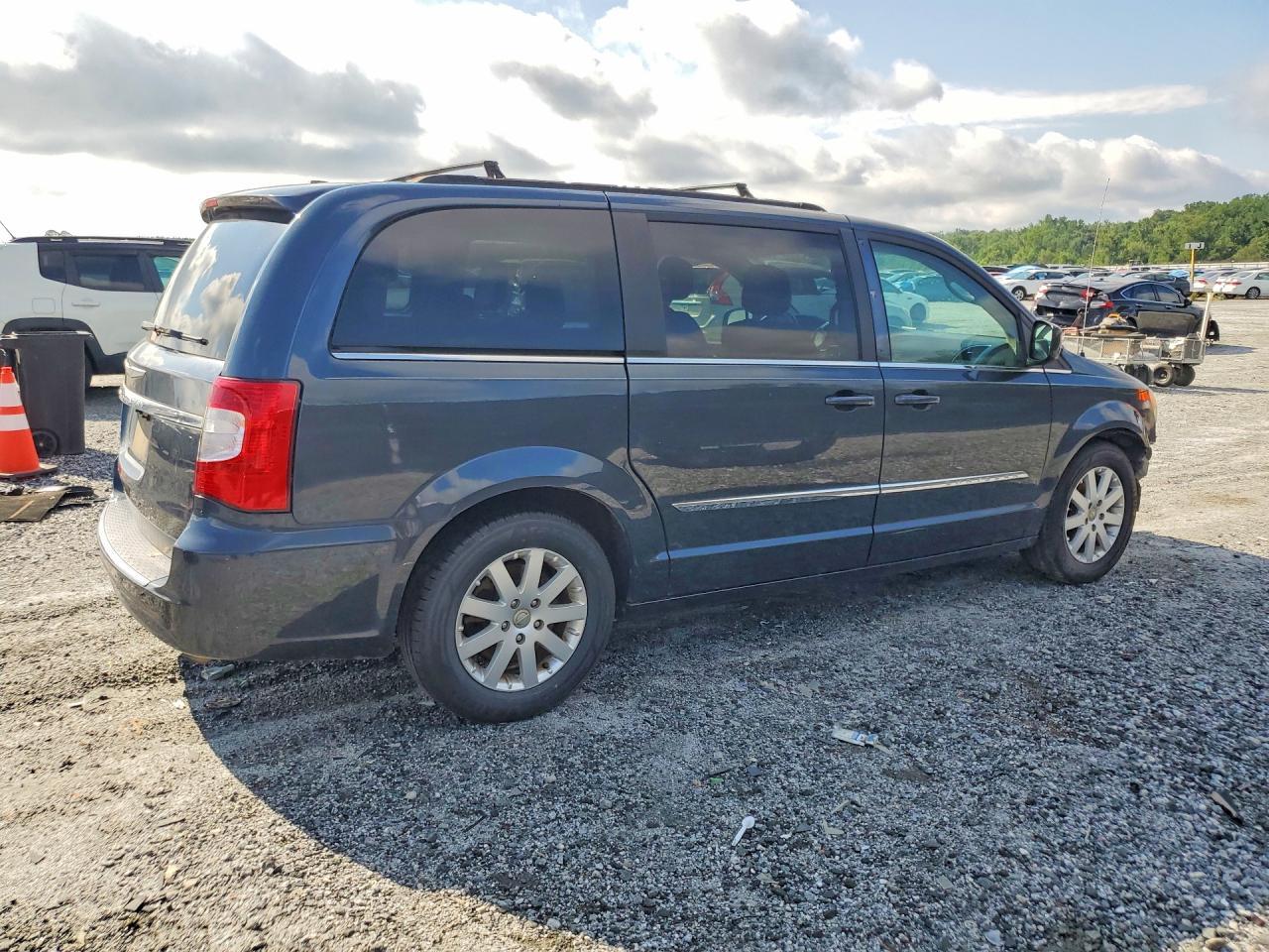 2014 Chrysler Town & Country Touring - Image 3