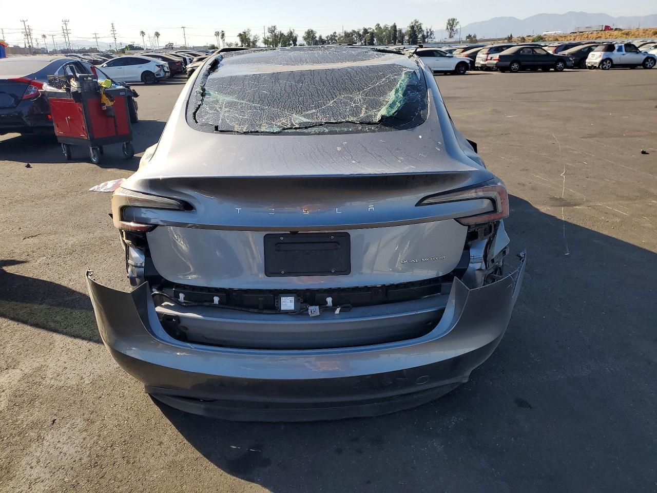 2025 Tesla Model 3 - Фото 6