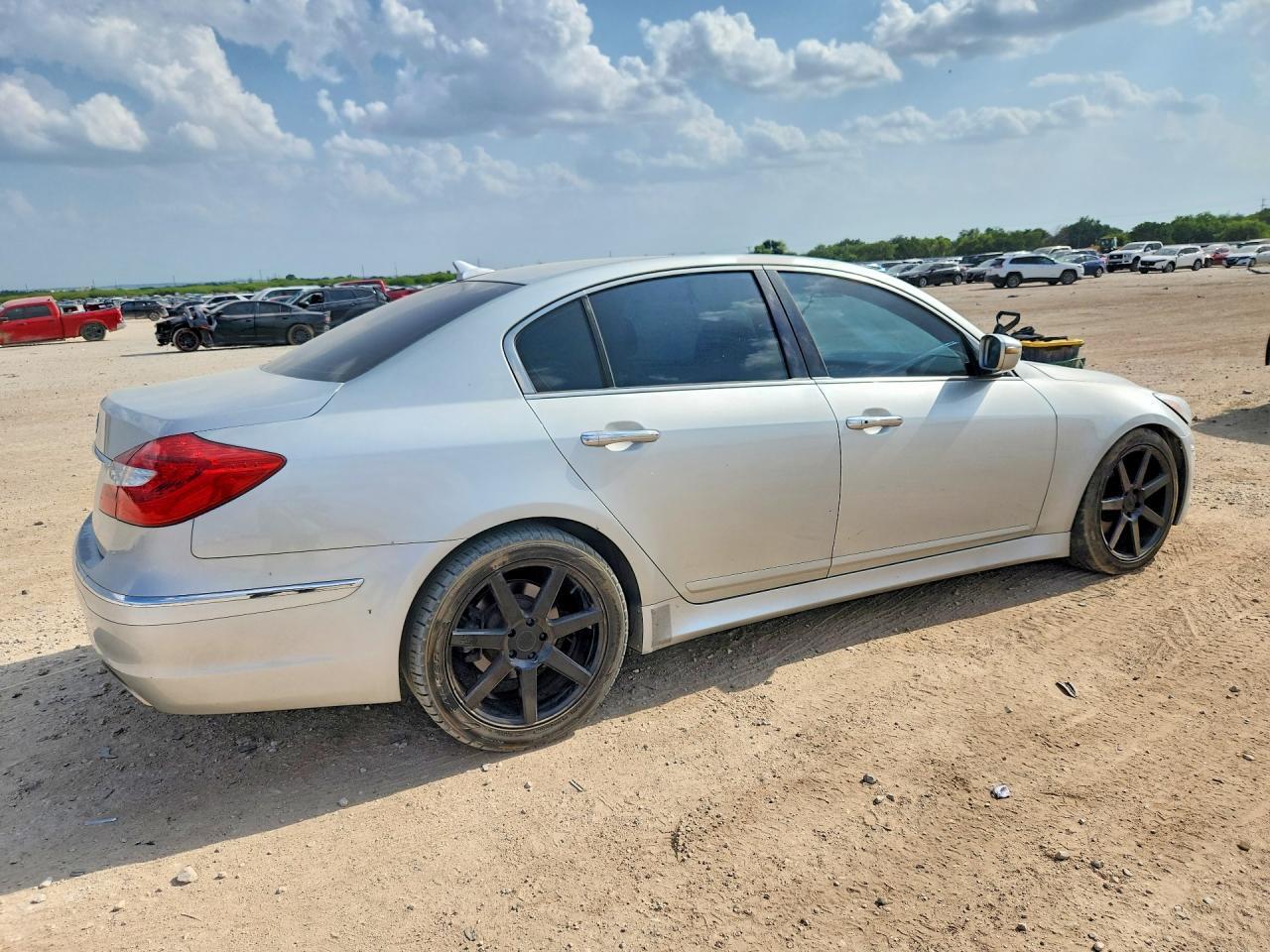 2013 Hyundai Genesis 3.8L - Фото 3