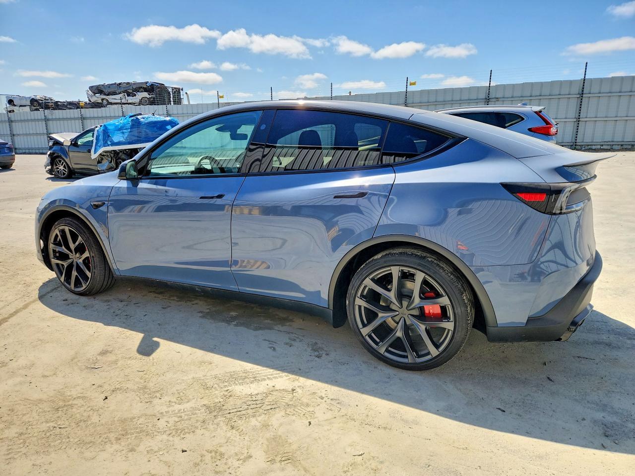 2026 Tesla Model Y - Фото 2