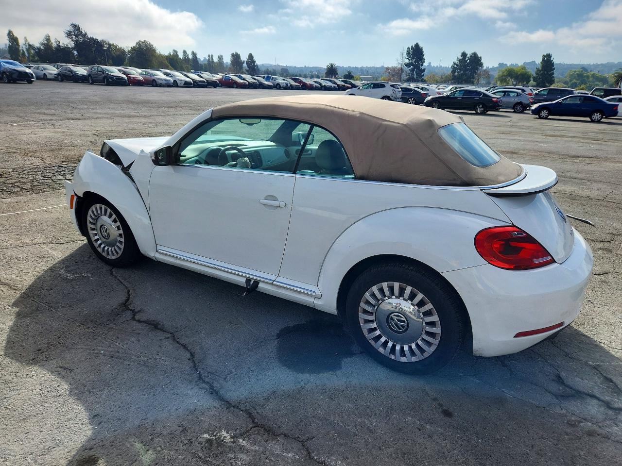 2016 Volkswagen Beetle S/Se - Фото 2