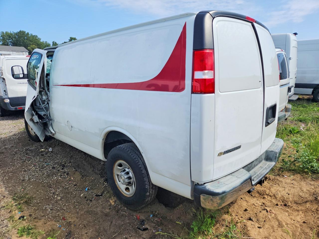 2021 Chevrolet Express G2500 - Фото 2