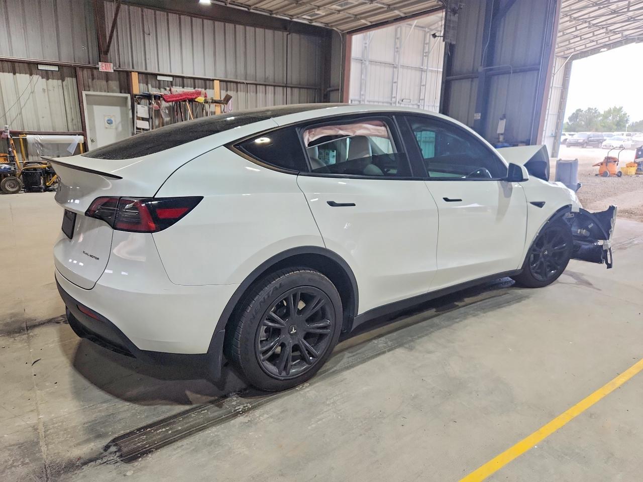 2023 Tesla Model Y - Фото 3