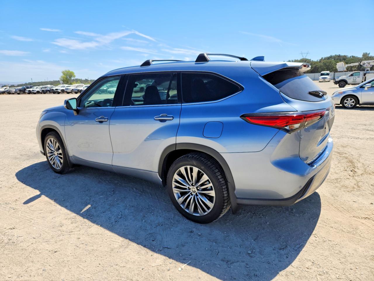 2022 Toyota Highlander Platinum - Image 2